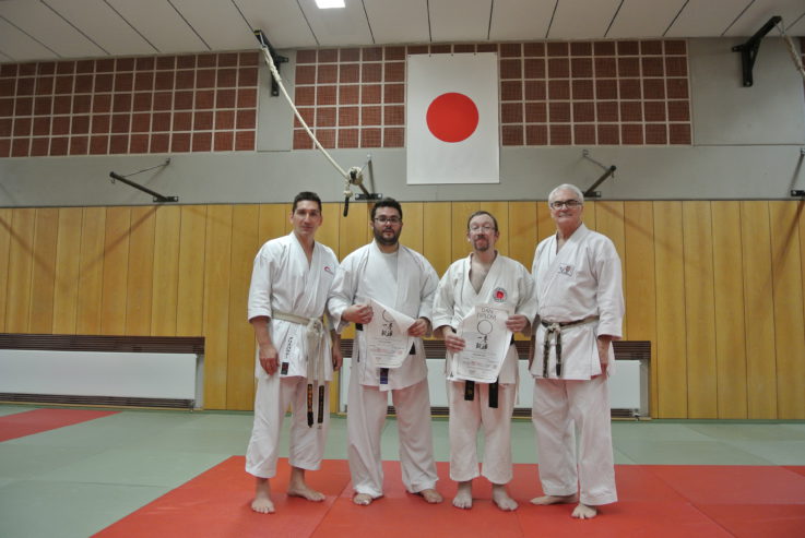 Prüfer und Prüflinge nach getaner Arbeit