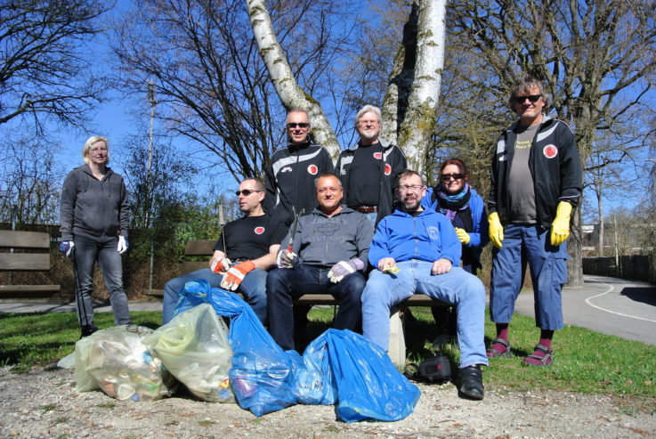 Den Schülern ein Vorbild – Karatekas machen groß reine