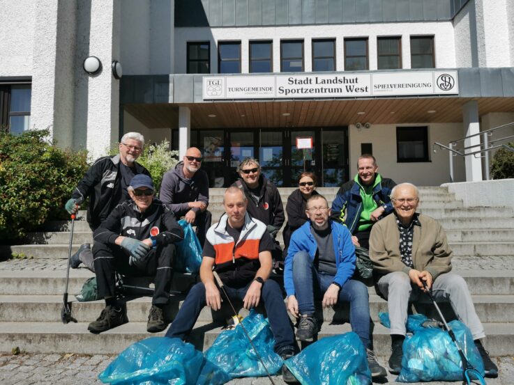Die Karateka beim „Ramadama“