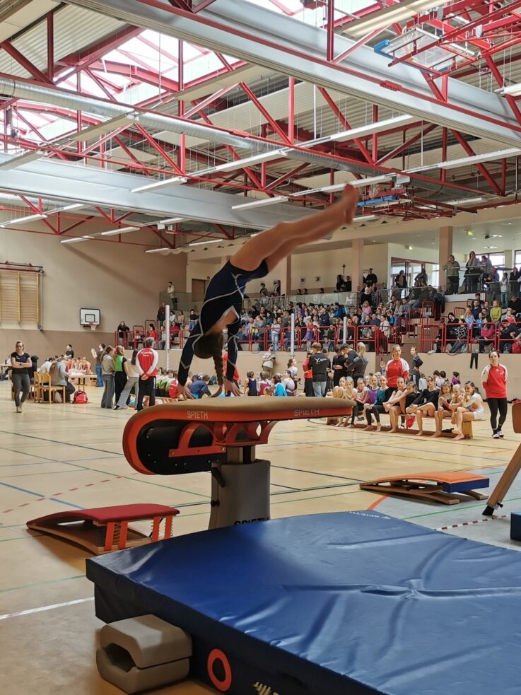 KidsCup 2025 Luisa Schreiner beim Sprung über den Tisch