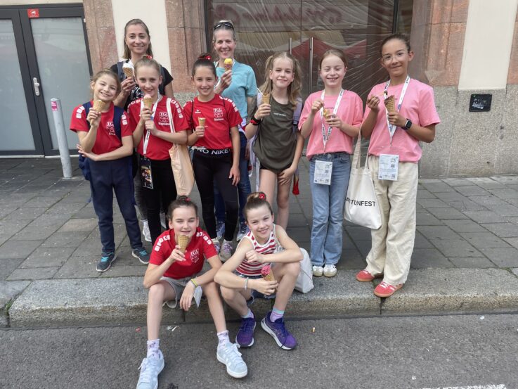 Auf ein Eis - die kleine TeamGym-Mannschaft