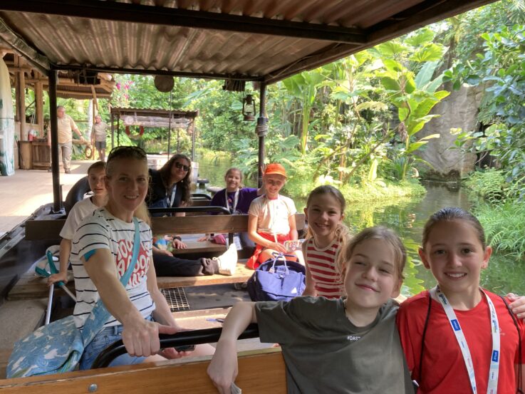 Die kleinen Mädels auf Bootstour im Zoo