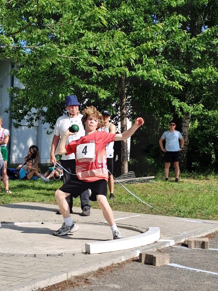 Florian Förster beim Kugelstoßen