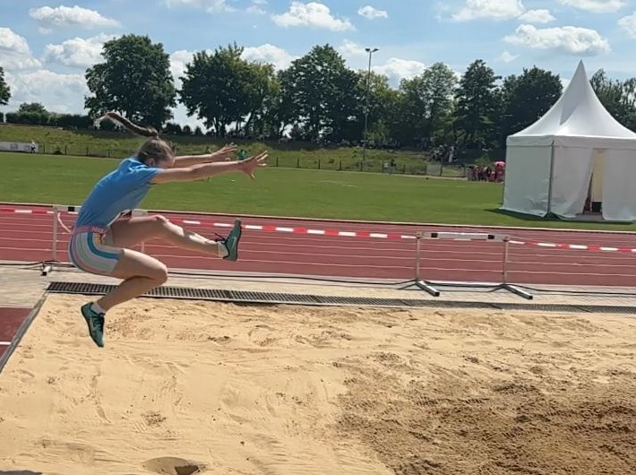 Katharina Schreiner beim Weitsprung