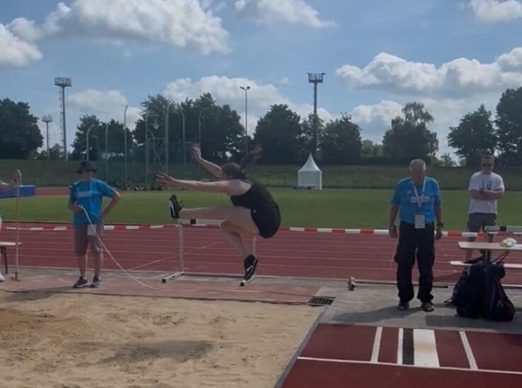 Lisa Senftl beim Weitsprung