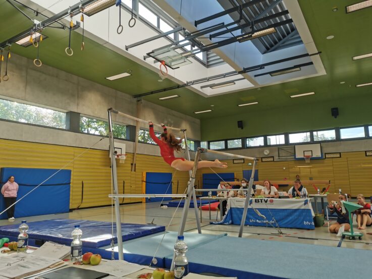 Johanna Schreiner am Stufenbarren