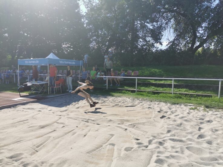 Leonie Rüter beim Weitsprung